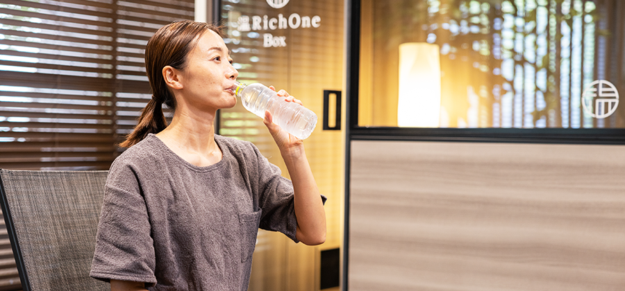 水を飲む女性